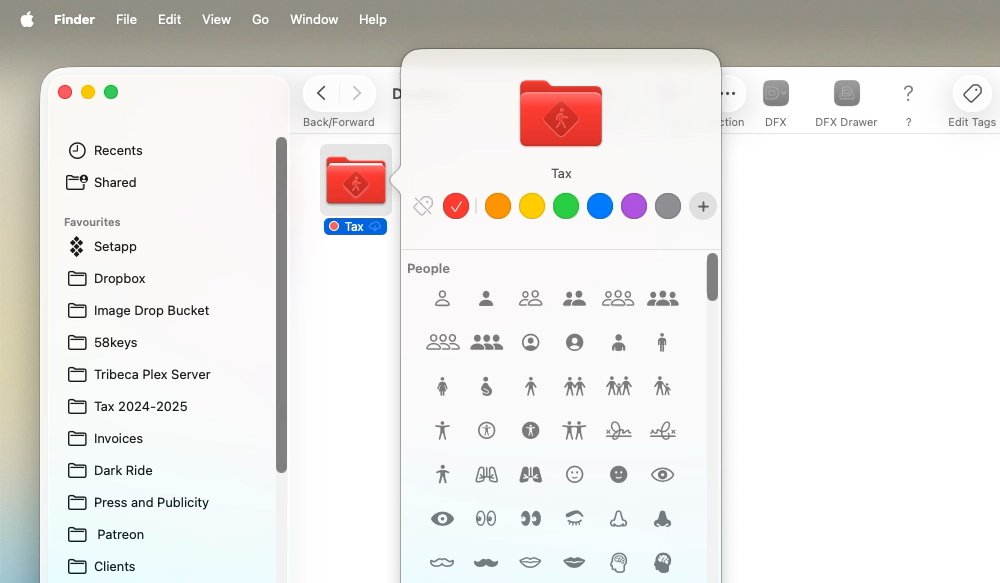 На экране компьютера отображается файловый менеджер с красной папкой под названием «Налоги», открыто меню настройки цвета и символов, слева видны значки и список избранных папок.